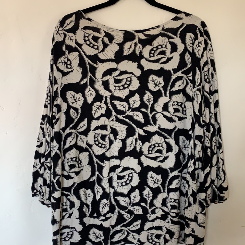 Blouson-style. Black and cream floral knit top Size XL - Picture 4 of 7